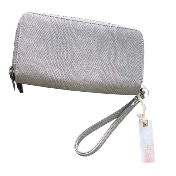 Jessica Simpson’s women large zip around wallet. - Picture 5 of 6